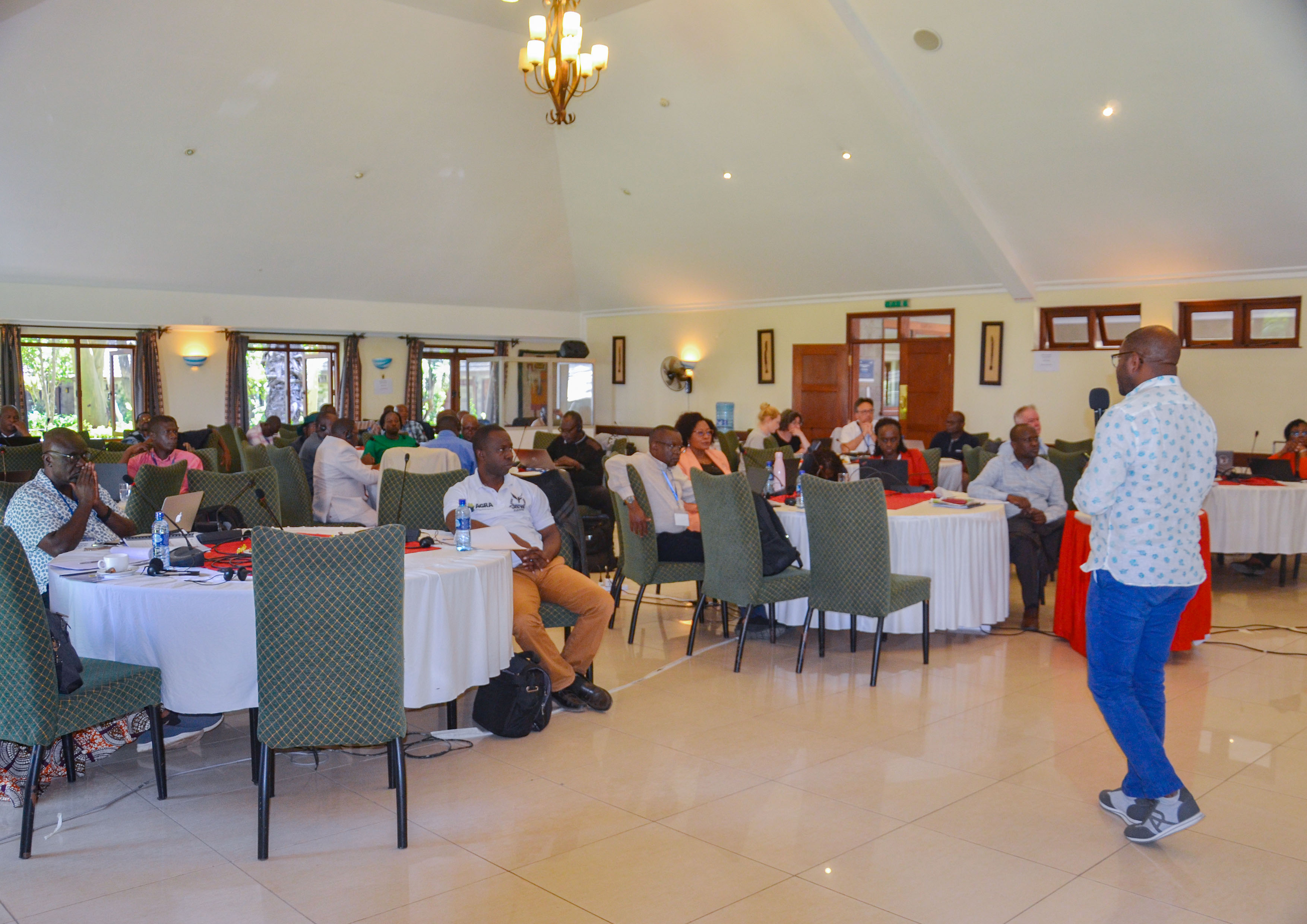 Une salle pleine de parties prenantes du RFS travaillant pour la transformation des systèmes alimentaires en Afrique. (Crédit : ICRAF)