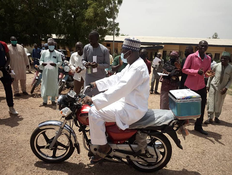 Dans l’État de Gombe les agents de vulgarisation reçurent des motocyclettes afin de garantir que toutes les communautés participant au projet bénéficieraient d’un accès à Champs Ecoles Paysans, quelque soit leur localisation géographique.