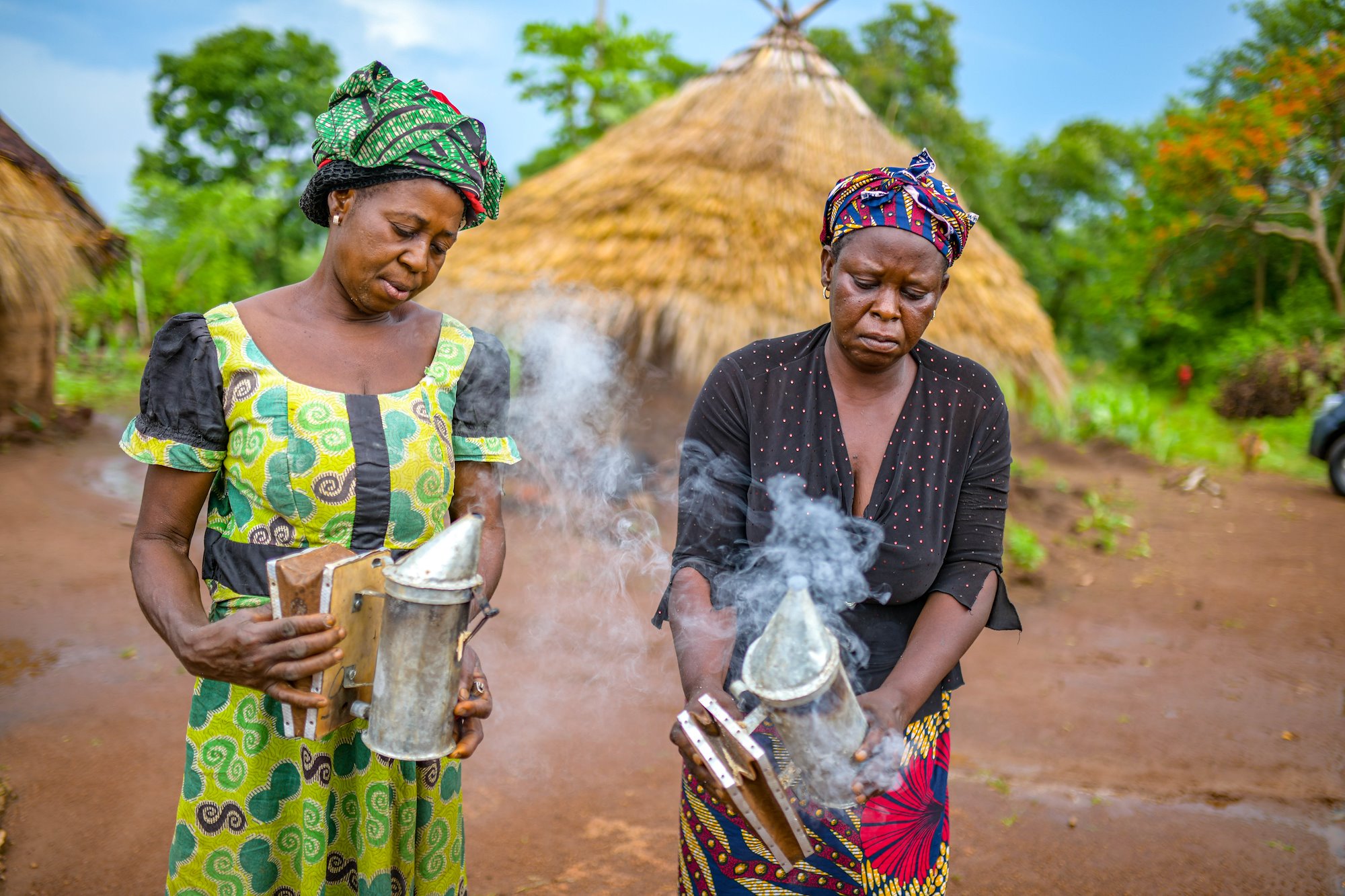 Des femmes de Mbatsaase se préparent à enfumer les ruches.