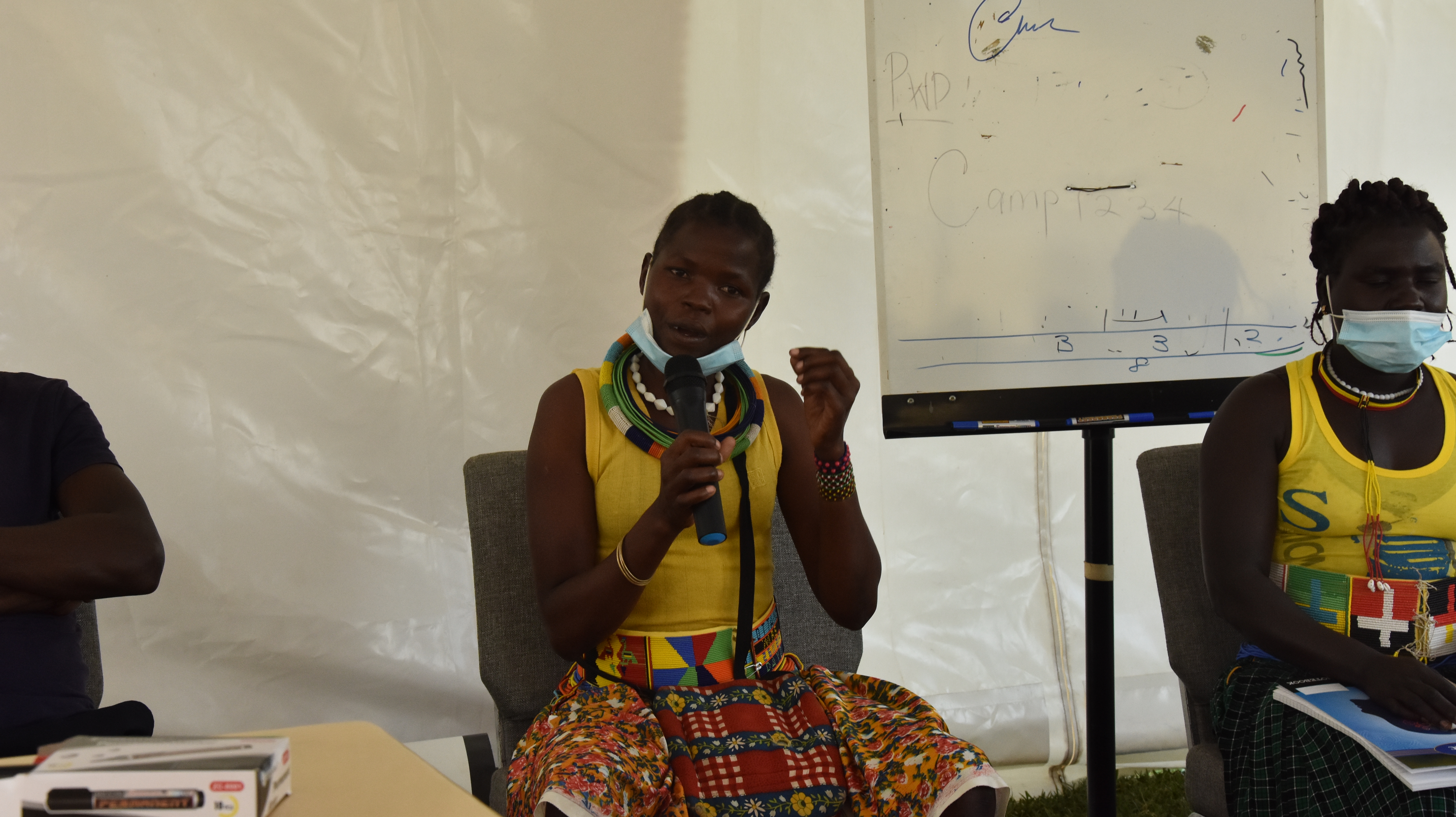 Tete Sarah raconte son histoire pendant une réunion des parties prenantes à Soroti en mars 2022. (FAO)
