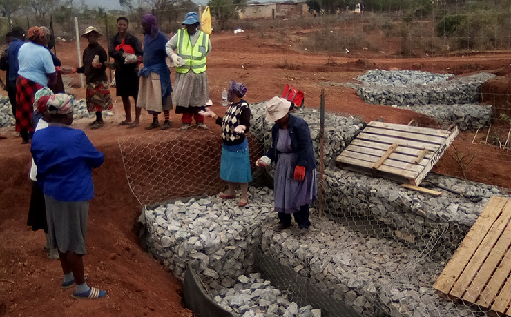 Une fois les structures en gabions construites, les membres de la communauté ont rempli les cages métalliques de pierres pour boucher les ravines.