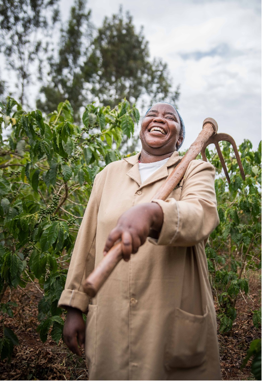Gladys Wangechi dans sa plantation de café. ©Roshni Lodhia
