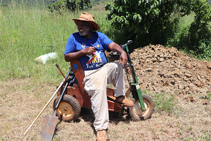 MfembiNdlangamandla fait visiter sa ferme à l'équipe du projet RFS