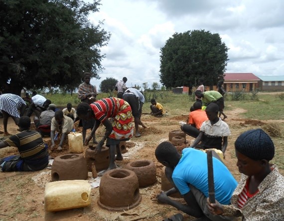 Villagers making fuel-efficient cookstoves. (Credit: GARD 2020)