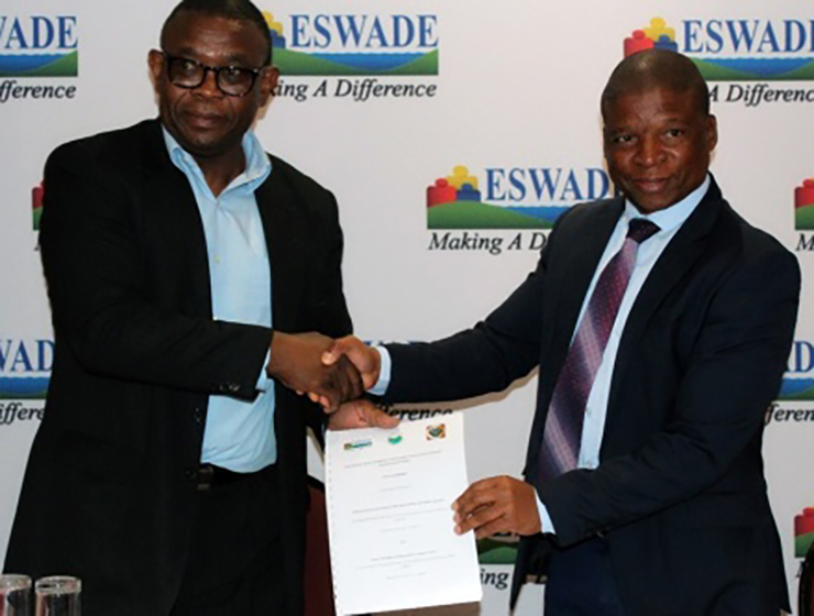 Le directeur général d'ESWADE, M. Samson Sithole, et le directeur général de SEDCO, M. Dorrington Matiwane, signent un accord de service devant les principales parties prenantes pour le développement d'une chaîne de valeur de poulet indigène à Eswatini.
