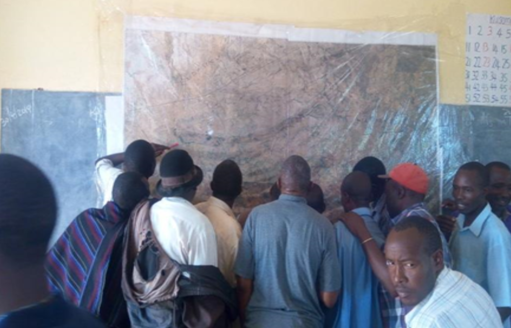 Les membres de la communauté locale négocient les limites du village et cartographient les ressources. (Crédit : NLUPC)