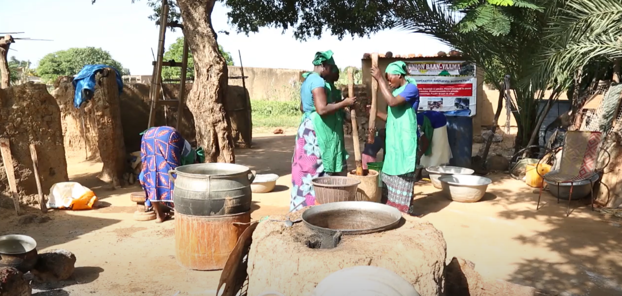 Membres de la coopérative Tin-Fii de Soumbala en train de piler le soumbala. Crédit : Projet Neer-Tamba
