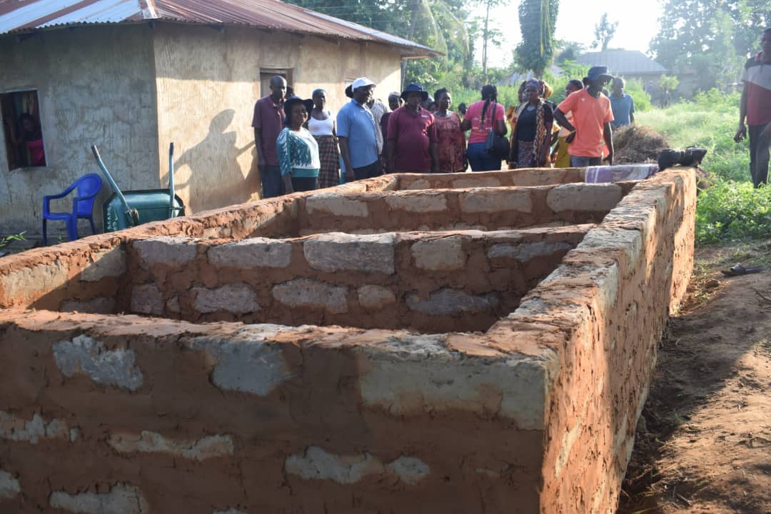 Farmers in Benue State learn how to construct elevated trenches using materials in their own backyard.