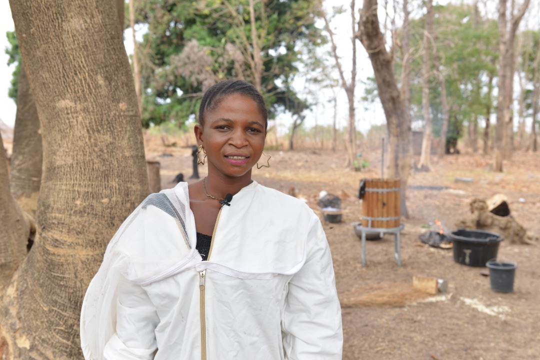 Janet Shija est une femme de 30 ans, mère de trois enfants. Autrefois cultivatrice d'ignames, elle est aujourd'hui fière d'être apicultrice, récoltant jusqu'à 20 litres de miel de chacune de ses ruches.